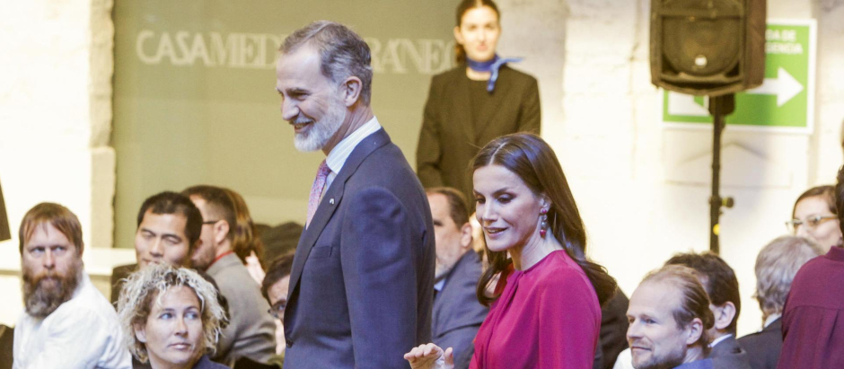 Los reyes Felipe VI y Letizia a su llegada a Casa Mediterráneo donde han entregado de los Premios Nacionales de Investigación 2022