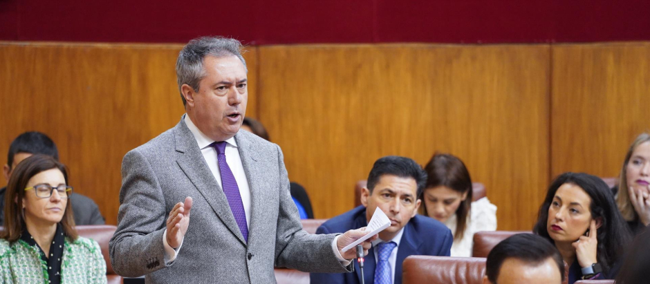 El secretario general del PSOE andaluz, Juan Espadas, durante una intervención en el Parlamento de Andalucía