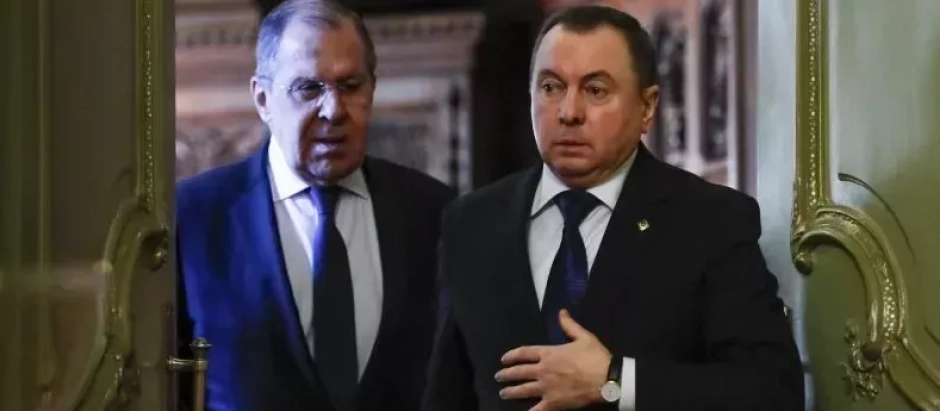 El ministro de Relaciones Exteriores de Rusia, Sergei Lavrov (Iz), y su ex homólogo bielorruso, Vladimir Makei, en Moscú en 2021