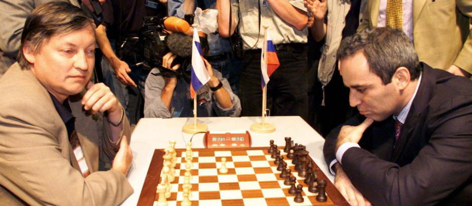 FRA10 - 19990629 - FRANKFURT/MAIN, GERMANY : Russian Chess World Champion Garry Kasparov reflects about the next move during his game against his compatriot Anatoly Karpov (L), Tuesday 29 June 1999 in Frankfurt. The chess greats battle for the first time i 
GAMES