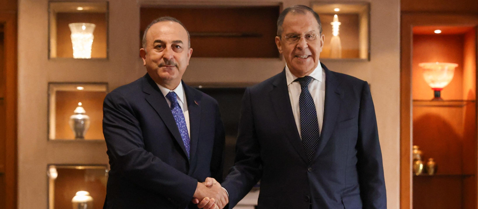 Russian Foreign Minister Sergei Lavrov meets with Turkish Foreign Minister Mevlut Cavusoglu on the sidelines of the G20 foreign ministers' meeting in New Dehli on March 1, 2023. (Photo by Handout / RUSSIAN FOREIGN MINISTRY / AFP) / RESTRICTED TO EDITORIAL USE - MANDATORY CREDIT "AFP PHOTO / Russian Foreign Ministry / handout" - NO MARKETING NO ADVERTISING CAMPAIGNS - DISTRIBUTED AS A SERVICE TO CLIENTS
