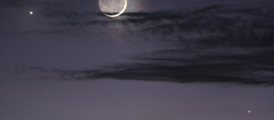 Venuz (i.) y Júpiter (d.) a ambos lados de la Luna, en una imagen de 2019