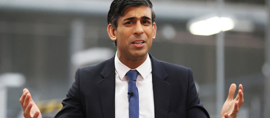 Britain's Prime Minister Rishi Sunak holds a Q&A session with local business leaders during a visit to Coca-Cola HBC in Lisburn, Co Antrim in Northern Ireland on February 28, 2023. - Britain and the European Union proclaimed a "new chapter" in relations after years of Brexit tensions as they agreed on a sweeping overhaul of trade rules in Northern Ireland. (Photo by Liam McBurney / POOL / AFP)
