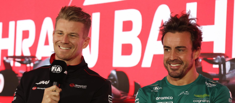 Sakhir (Bahrain), 02/03/2023.- German Formula One driver Nico Hulkenberg (L) of Haas F1 Team and Spanish Formula One driver Fernando Alonso of Aston Martin Cognizant F1 Team attend the drivers' press conference at the Bahrain International Circuit in Sakhir, Bahrain, 02 March 2023. The Formula One Grand Prix of Bahrain takes place on 05 March. (Fórmula Uno, Bahrein) EFE/EPA/Ali Haider