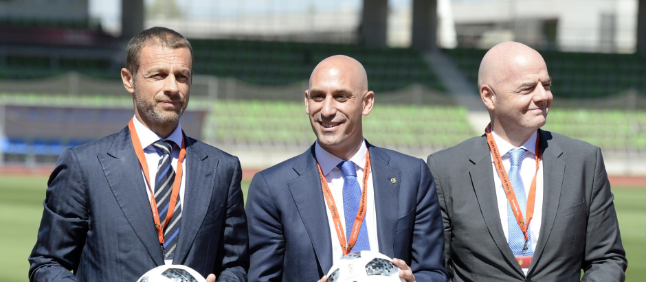 Ceferin, presidente de la UEFA (izq.), Rubiales e Infantino, presidente de la FIFA (dcha.)