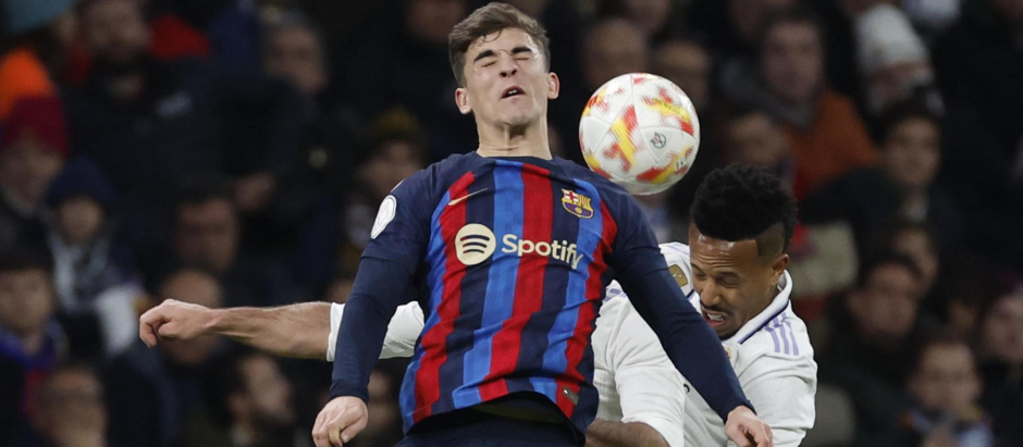 Militao y Gavi luchan por la pelota en el Real Madrid - Barcelona de este jueves