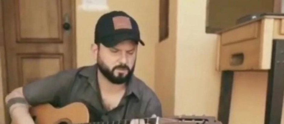 Gabriel Boric con la guitarra en el vídeo que subió a Twitter