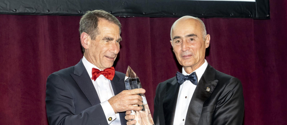 Rafael del Pino, a la derecha, recibiendo el premio de líder empresarial del año en Nueva York.