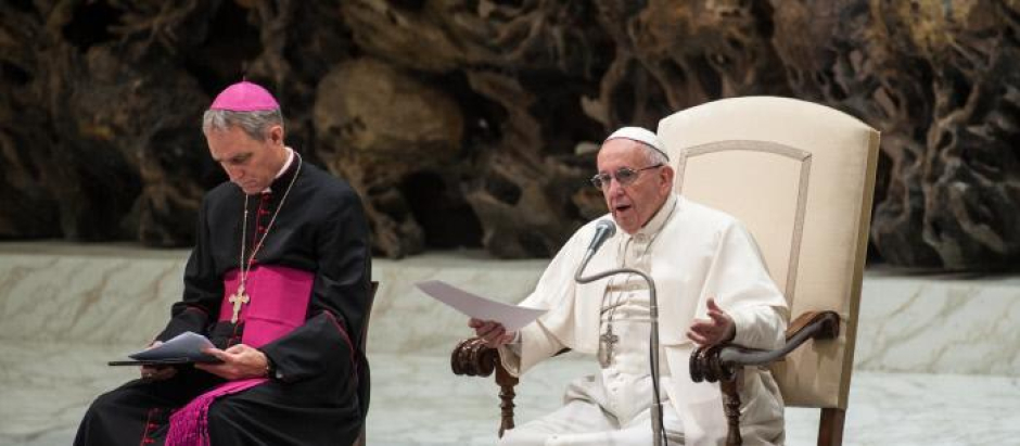 El Papa Francisco junto a Georg Gänswein, durante una audiencia en el Vaticano