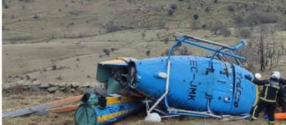 Estado en el que ha quedado el helicóptero estrellado de la DGT
