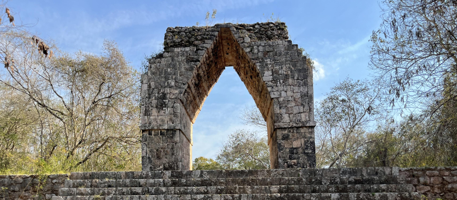 Fotografía de la edificación "el Arco del Triunfo" en la zona arqueológica Sacbé de Uxmal, el 4 de marzo de 2023 en Mérida, estado de Yucatán (México)