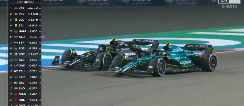El momento del adelantamiento de Alonso a Hamilton en Baréin