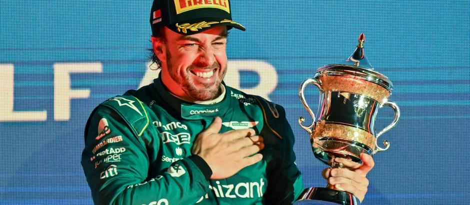 Fernando Alonso ha regresado a lo grande: tercero en Baréin con victoria de Verstappen