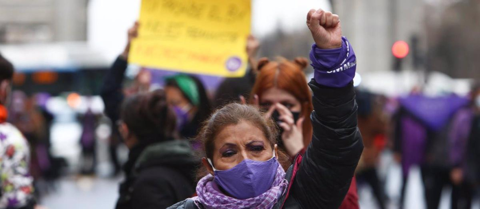 Varias mujeres participan en una manifestación feminista.