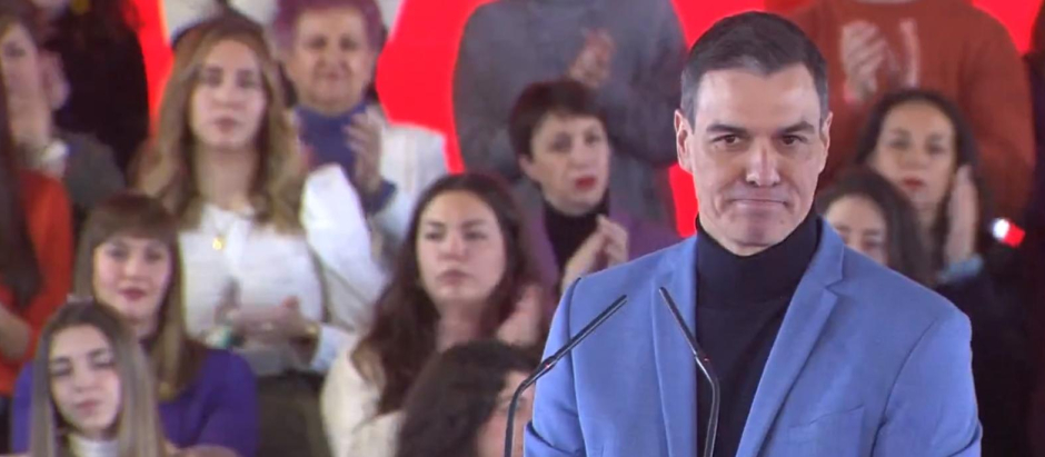 El presidente del Gobierno, Pedro Sánchez, es aplaudido en un acto del PSOE tras anunciar la ley de paridad