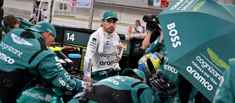Fernando Alonso, rodeado de mecánicos de Aston Martin