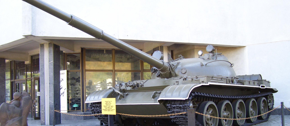 Exposición da un carro de combate 800 T-62, fabricado en 1960