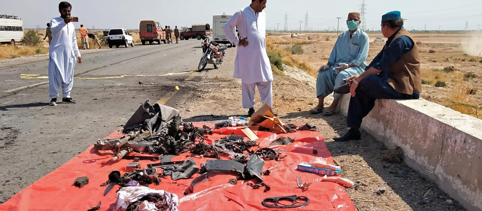 Funcionarios de seguridad examinan el sitio después de un ataque suicida contra un camión de la policía cerca de Dhadar,Pakistán