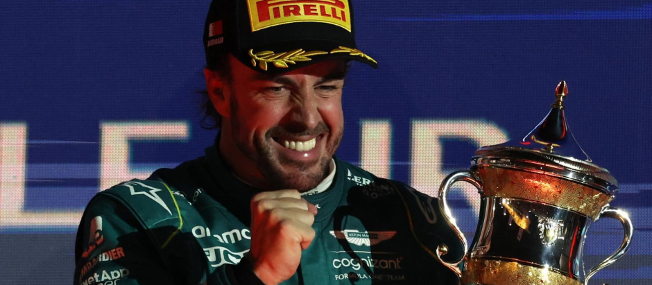 El piloto español Fernando Alonso tras obtener su tercer puesto con Aston Martin.