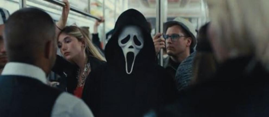 El asesino Ghostface en el metro de Nueva York en Scream VI