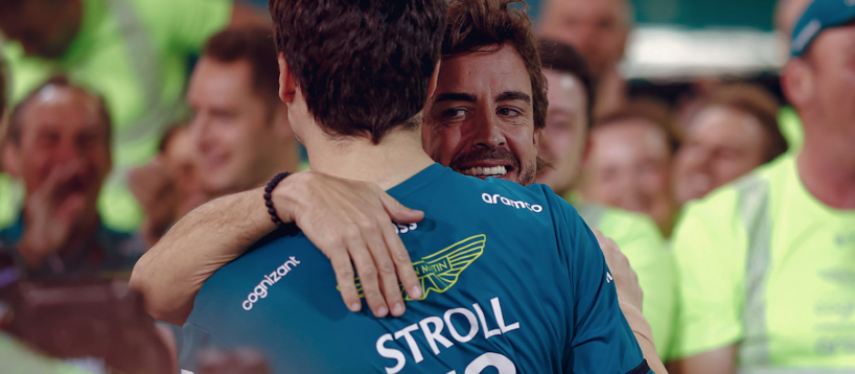 Fernando Alonso se abraza con Stroll después del Gran premio de Bahrain