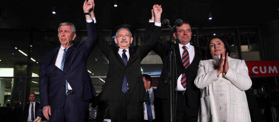La alianza opositora a Erdogan seleccionó como candidato único a Kemal Kilicdaroglu (C)