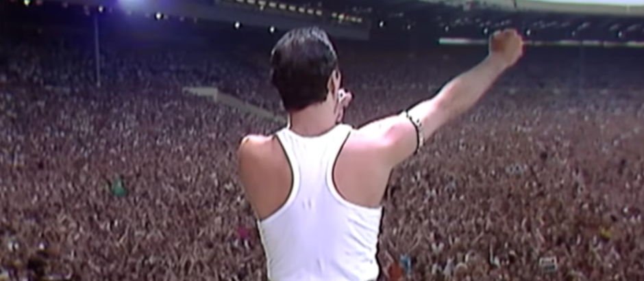 Freddie Mercury durante su actuación en el Live Aid de 1985