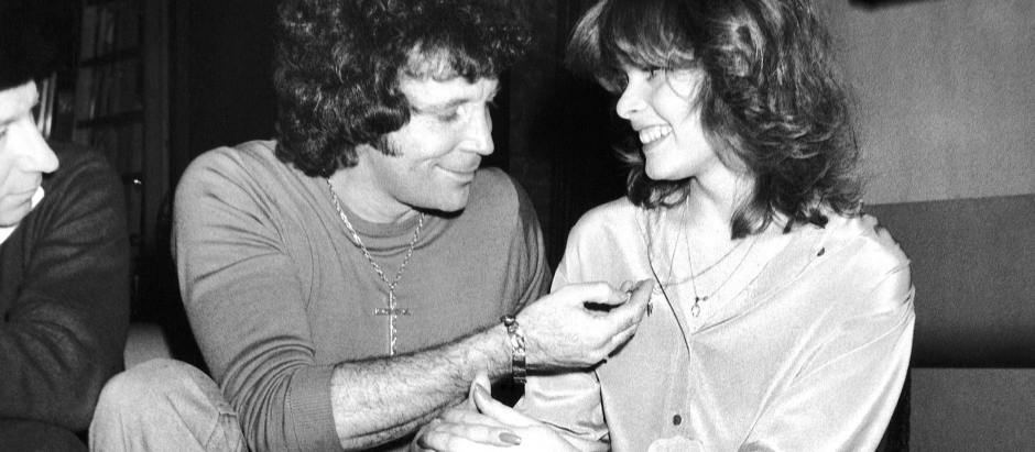 Tom Jones con Rina Messinger, Miss Universo 1976, en la discoteca Studio 54 de Nueva York en 1978