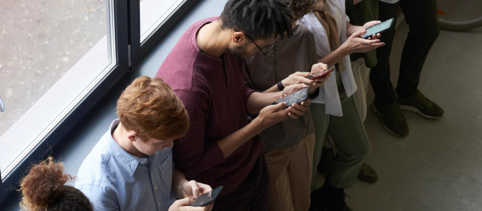 Un grupo de jóvenes con sus smartphones