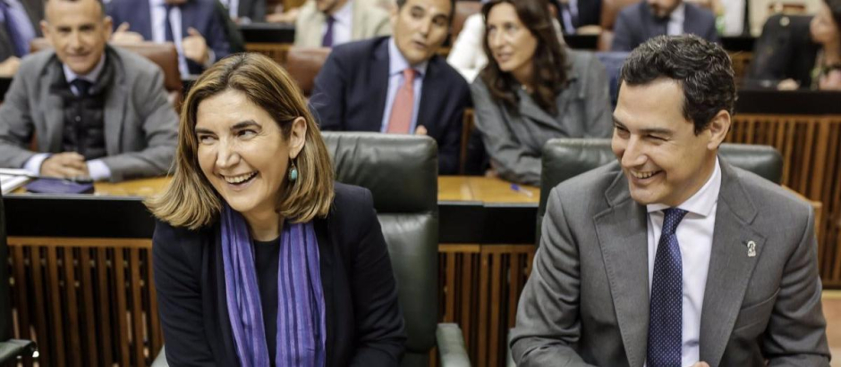 La consejera de Empleo, Rocío Blanco, y el presidente de la Junta, Juanma Moreno, en una imagen de archivo en el Parlamento