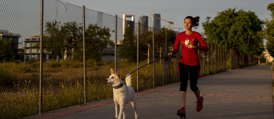 Una mujer corre junto a su perro en Madrid