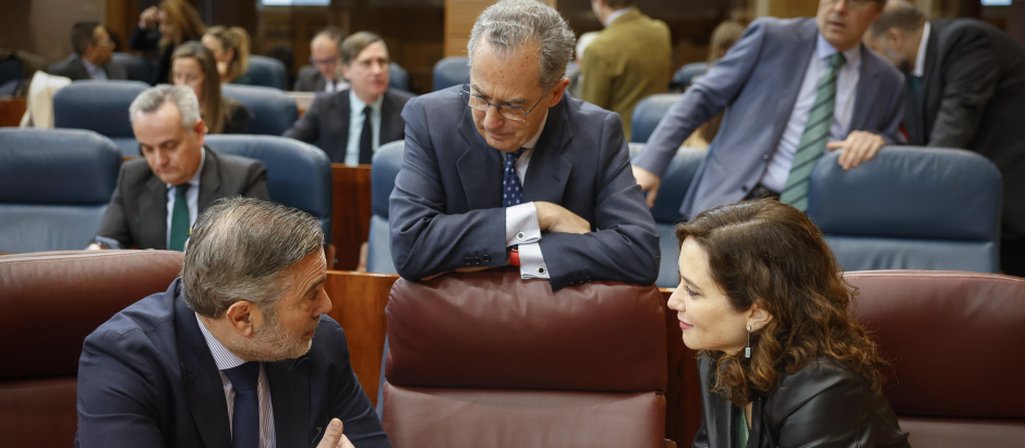 Isabel Díaz Ayuso junto al vicepresidente, Enrique Ossorio(c) y el Consejero de Presidencia, Enrique López

Foto: D.Sinova