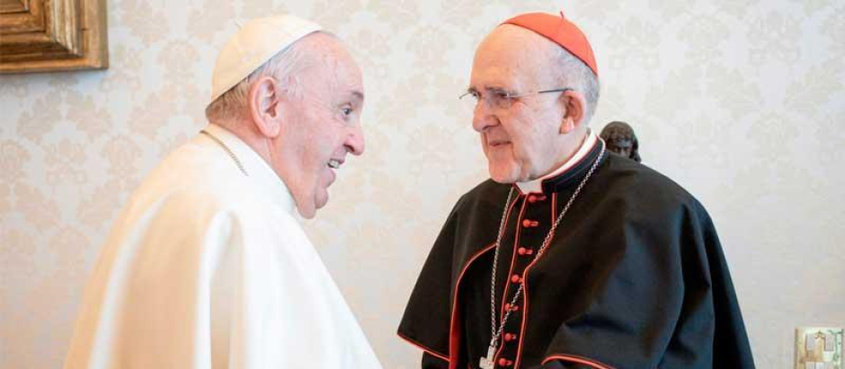 El arzobispo de Madrid, Carlos Osoro, saluda al Papa Francisco