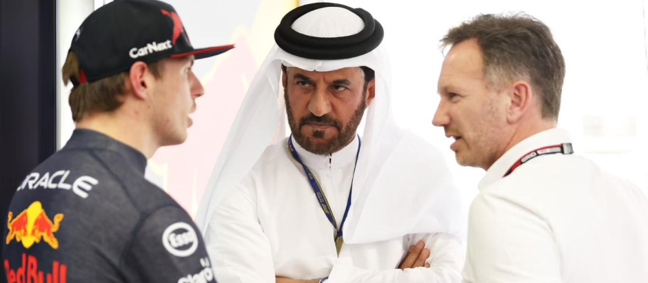 Ben Sulayem, presidente de la FIA, junto a Horner, jefe de Red Bull, y Verstappen, campeón del mundo de F1