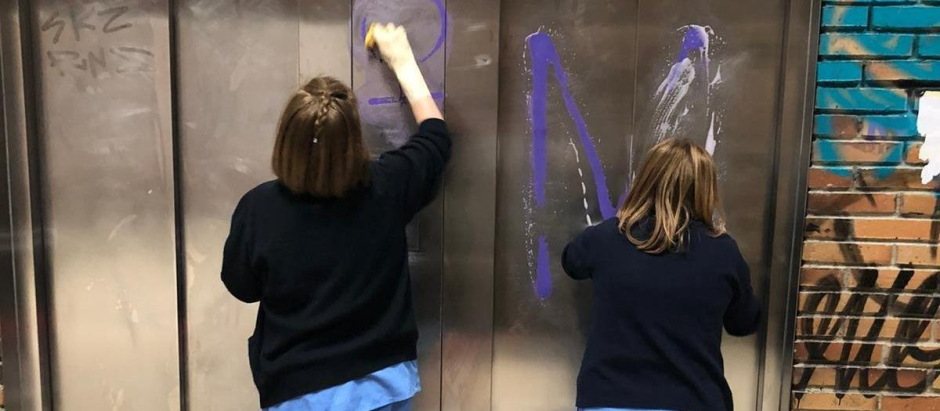Dos limpiadoras borran una pintada feminista en la Facultad de Políticas