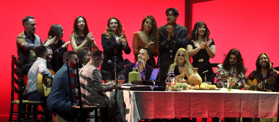 Israel Fernández (segundo por la derecha) en la mesa flamenca de C. Tangana en los Latin Grammy 2021
