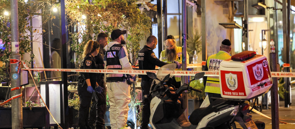 Policías, forenses y paramédicos se presentaron al lugar del tiroteo en Tel Aviv