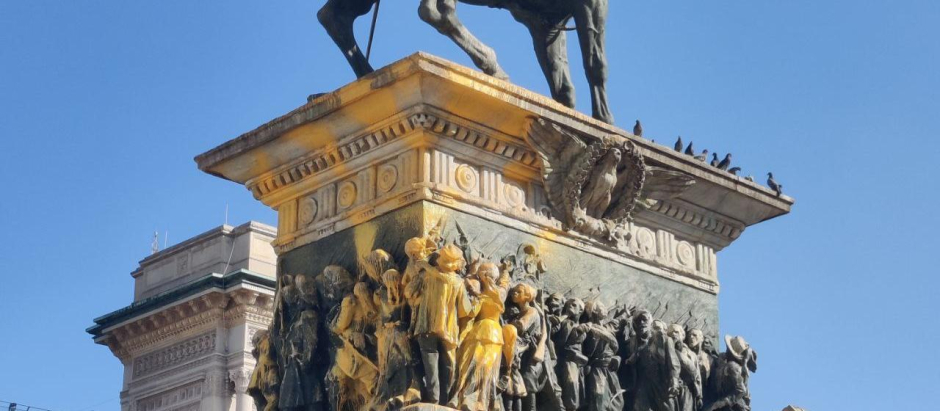 Activistas del grupo ecologista Ultima Generazione (Última Generación) han arrojado pintura amarilla sobre la estatua de Víctor Manuel II en la Plaza del Duomo de Milán
