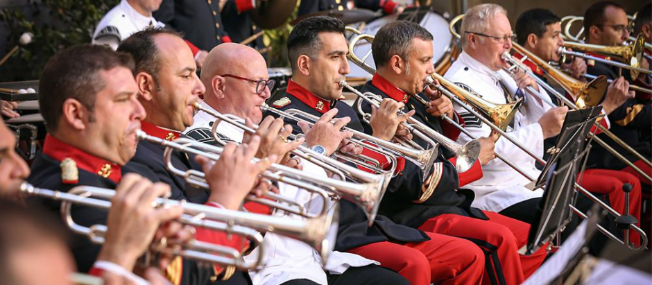 Unidad de Música del Regimiento de Infantería “Inmemorial del Rey” nº 1, junto a músicos ingleses