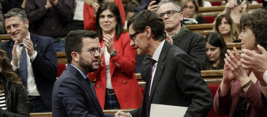El presidente de la Generalitat, Pere Aragonès, saluda al líder del PSC, Salvador Illa, tras la aprobación este viernes en el pleno del Parlament del proyecto de ley de presupuestos de la Generalitat para 2023