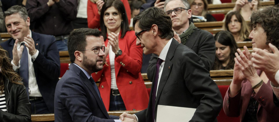 El presidente de la Generalitat, Pere Aragonès, saluda al líder del PSC, Salvador Illa, tras la aprobación este viernes en el pleno del Parlament del proyecto de ley de presupuestos de la Generalitat para 2023