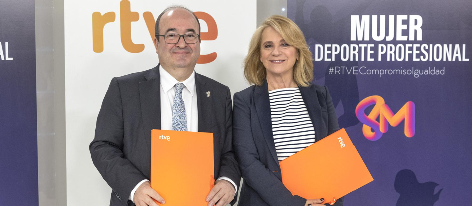 Miquel Iceta, ministro de Cultura, y Elena Sánchez, presidenta interina de RTVE