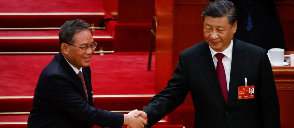 Xi Jinping junto a Li Qiang