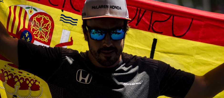 Fernando Alonso, con la bandera de España, en una imagen de archivo