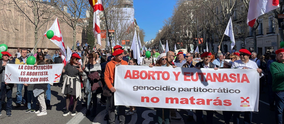 Pancartas contra el aborto y la eutanasia inundan la calle Serrano de Madrid