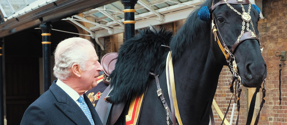 El Rey Carlos III junto al caballo que le han regalado