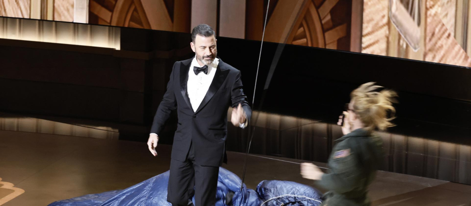 Jimmy Kimmel, tras su entrada en paracaídas, en la gala de los Premios Oscar 2023