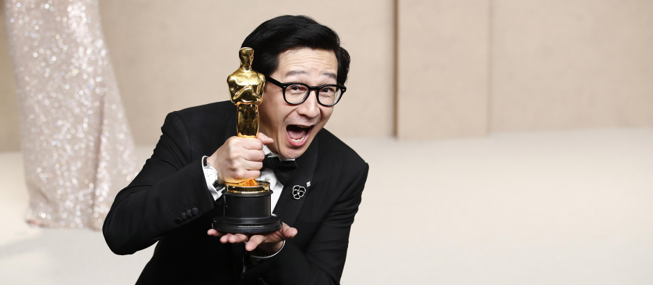 Ke Huy Quan posa con su Oscar al mejor actor de reparto por Todo a la vez en todas partes