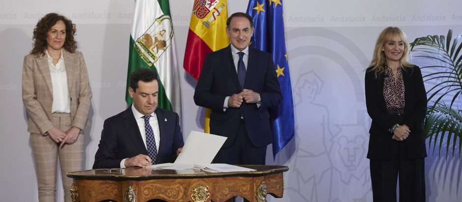 El presidente andaluz, Juanma Moreno, en la firma del 'Pacto Social y Económico por el Impulso de Andalucía'
