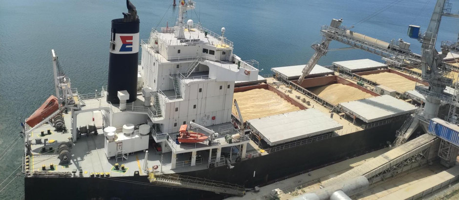 un barco de cereales durante el proceso de carga en la terminal de la operadora Comvex del puerto de Constanza en Rumanía